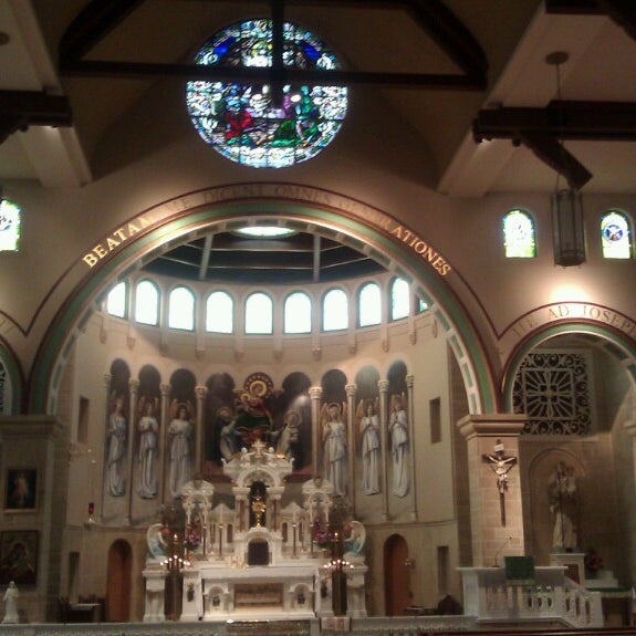 Снимок сделан в Holy Rosary Catholic Church пользователем Chris L. 9/19/2013