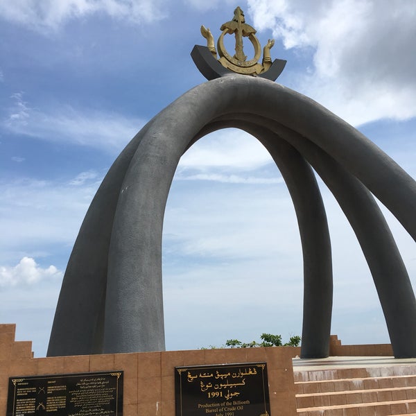 Billionth barrel monument. Памятник на 4. Обелиск на содденском холме. Обелиск 4 буквы. Латеранский обелиск в риме.