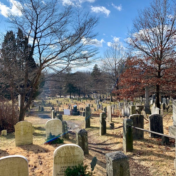 รูปภาพถ่ายที่ Sleepy Hollow Cemetery โดย Janina L. เมื่อ 1/6/2019