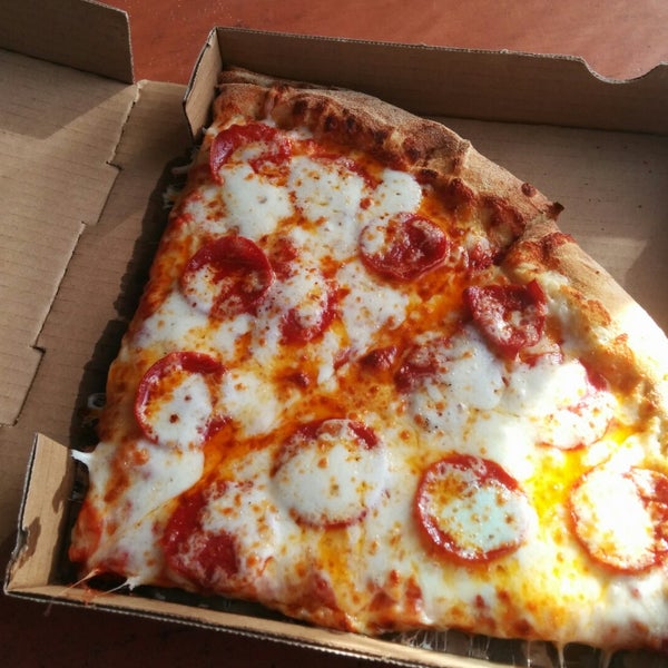 Foto tirada no(a) Seniore&#39;s Pizza por David P. em 11/23/2014