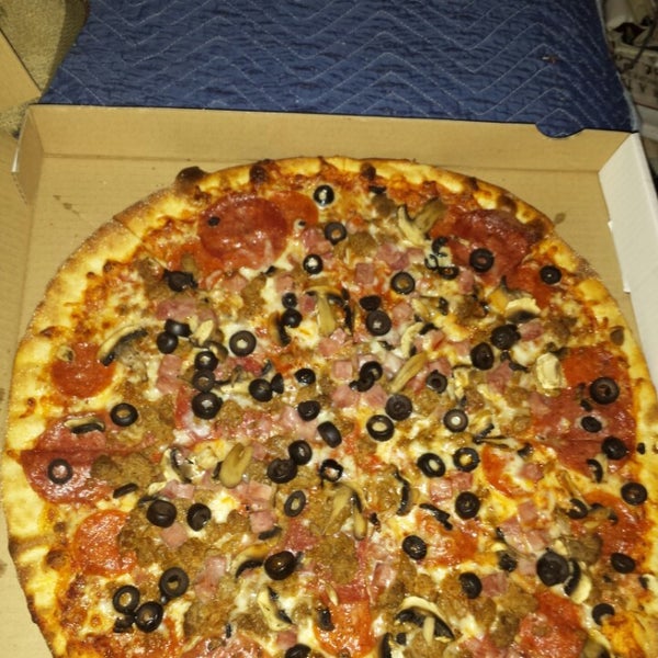 Foto diambil di J &amp; B Pizza oleh Brian L. pada 6/10/2014