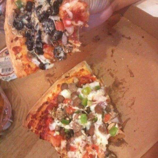 Foto tomada en Seniore&#39;s Pizza  por Brian L. el 10/1/2012