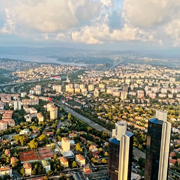 รูปภาพถ่ายที่ Sapphire Seyir Terası โดย Emel A. เมื่อ 8/7/2022