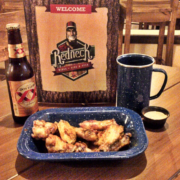 Foto tomada en Redneck Wings Ribs and Beer  por Redneck Wings Ribs and Beer el 7/27/2014