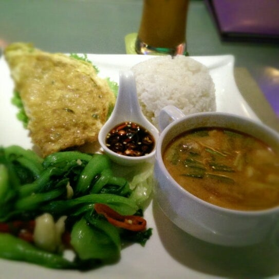 Photo taken at Koh Thai Restaurant &amp; Lounge by Na L. on 10/7/2014