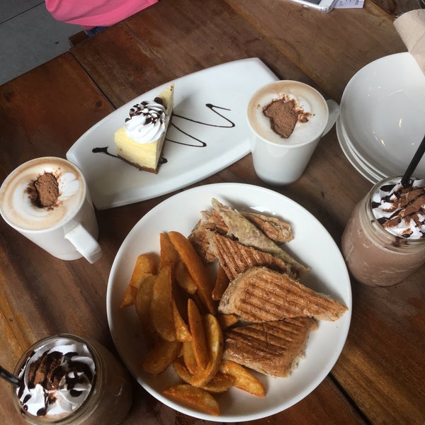 Foto tomada en CAFÉ+ Coffee.Brunch.Dessert  por Chatz B. el 7/29/2017