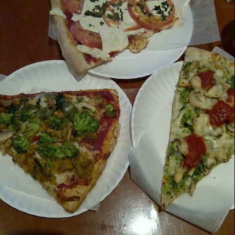 รูปภาพถ่ายที่ Avellino Ristorante &amp; Pizzeria โดย Ilusha P. เมื่อ 10/6/2012