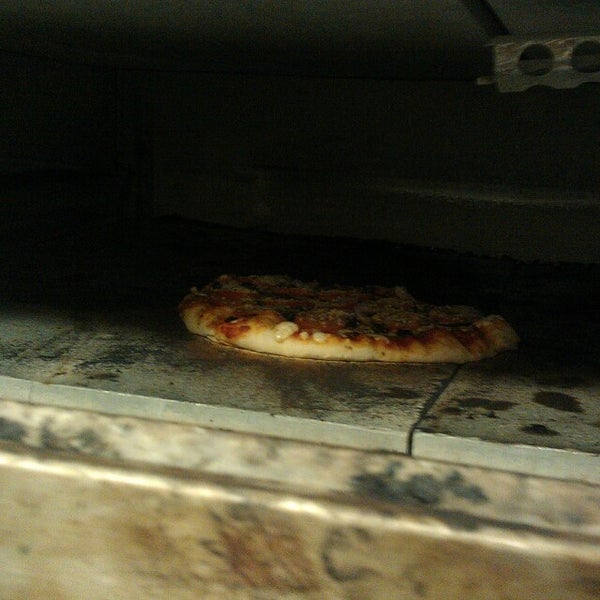 Foto tirada no(a) Vito&#39;s Sicilian Pizza por Dave C. em 11/23/2013