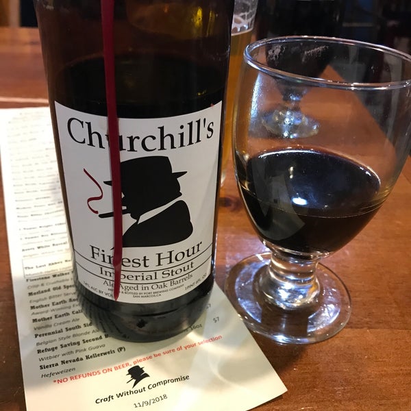 Foto tirada no(a) Churchill&#39;s Pub &amp; Grille por CT W. em 11/10/2018