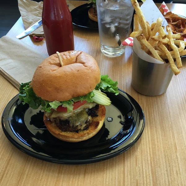 Foto scattata a 400° Gourmet Burgers &amp; Fries da Nick J. il 6/16/2016