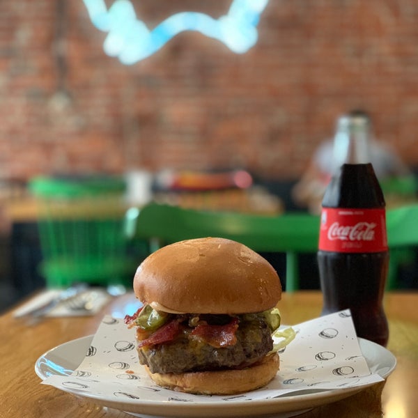 Foto diambil di Boom! Burgers oleh Nick J. pada 6/18/2019