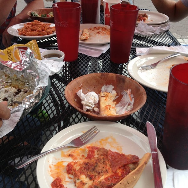 Foto diambil di South of Chicago Pizza and Beef oleh Kyle F. pada 9/5/2013