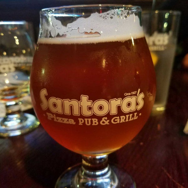 Foto tirada no(a) Santora&#39;s Pizza, Pub, and Grill por Michael C. em 12/2/2017