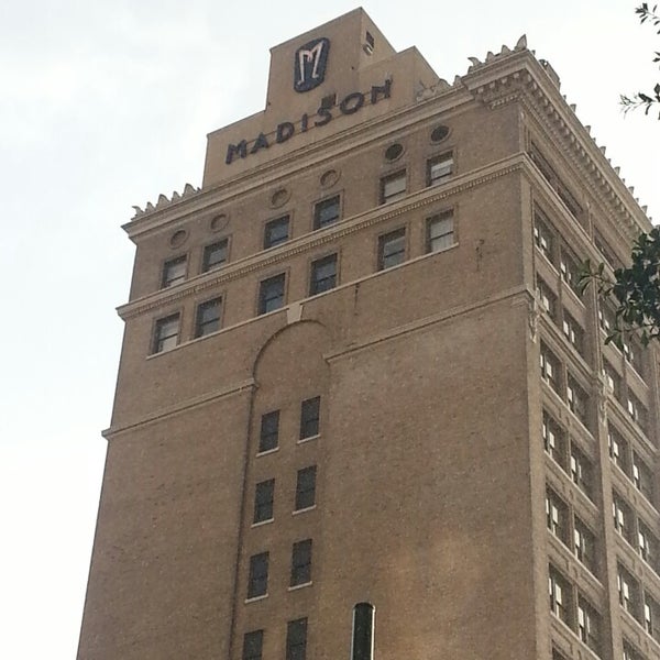 Foto tirada no(a) Madison Hotel por Kiran V. em 7/28/2013