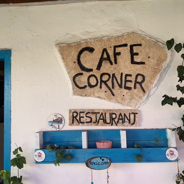 Foto tirada no(a) Cafe Corner Restaurant por Srvn em 10/1/2020