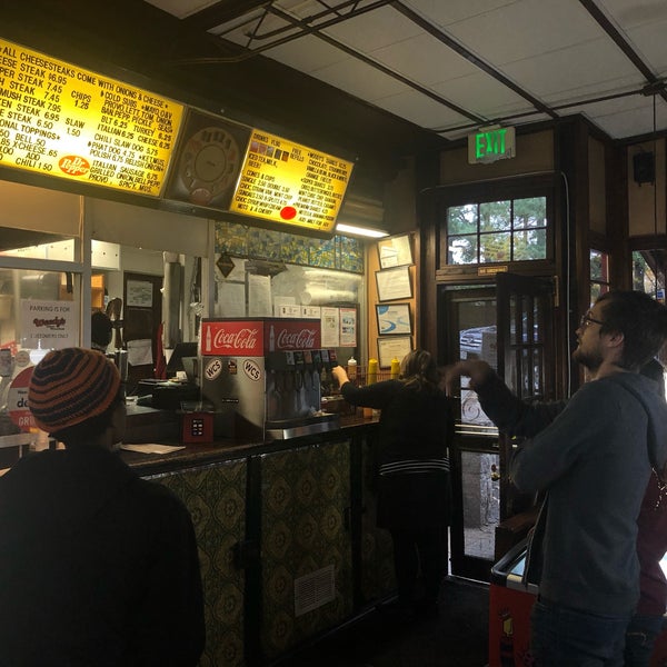 รูปภาพถ่ายที่ Woody&#39;s Famous CheeseSteaks โดย Brian C. เมื่อ 11/17/2019