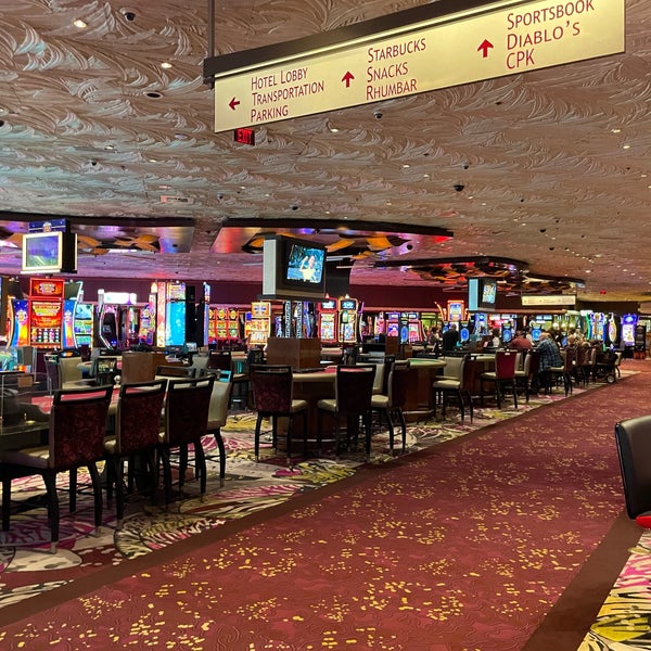Foto diambil di The Mirage Hotel &amp; Casino oleh Brian C. pada 3/28/2024