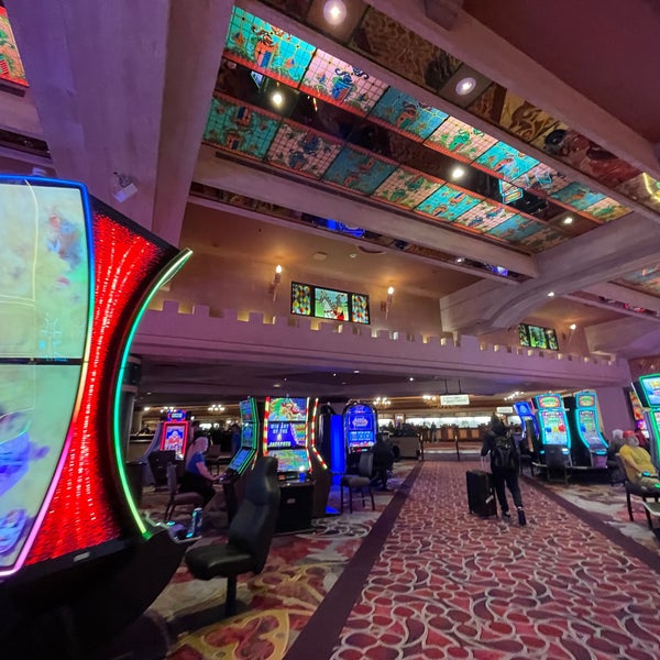 Foto diambil di Excalibur Hotel &amp; Casino oleh Brian C. pada 3/29/2024