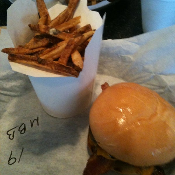 รูปภาพถ่ายที่ Dave &amp; Tony&#39;s Premium Burger Joint โดย Robert B. เมื่อ 5/10/2013