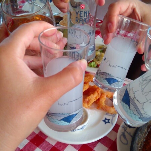 Das Foto wurde bei Assos Yıldız Balık Restaurant von Burcu A. am 9/3/2017 aufgenommen