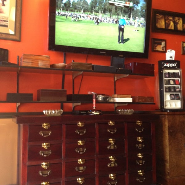 2/17/2013 tarihinde Ken J.ziyaretçi tarafından La Casa Del Tabaco Cigar Lounge'de çekilen fotoğraf