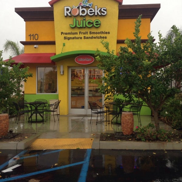 Photo taken at Robeks Fresh Juices &amp; Smoothies by Nora N. on 12/3/2014