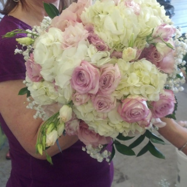 Das Foto wurde bei Market Flowers von Market Flowers am 8/8/2014 aufgenommen