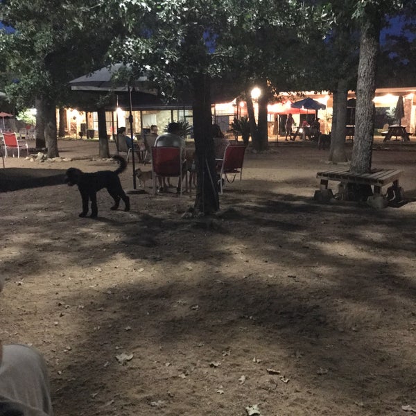 9/3/2017 tarihinde Teresaziyaretçi tarafından Dog House Drinkery Dog Park'de çekilen fotoğraf