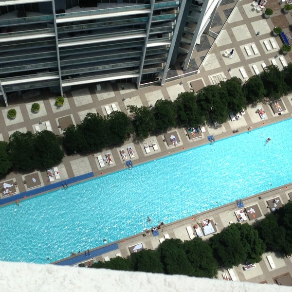 6/23/2013 tarihinde Derek R.ziyaretçi tarafından Viceroy Miami Hotel Pool'de çekilen fotoğraf