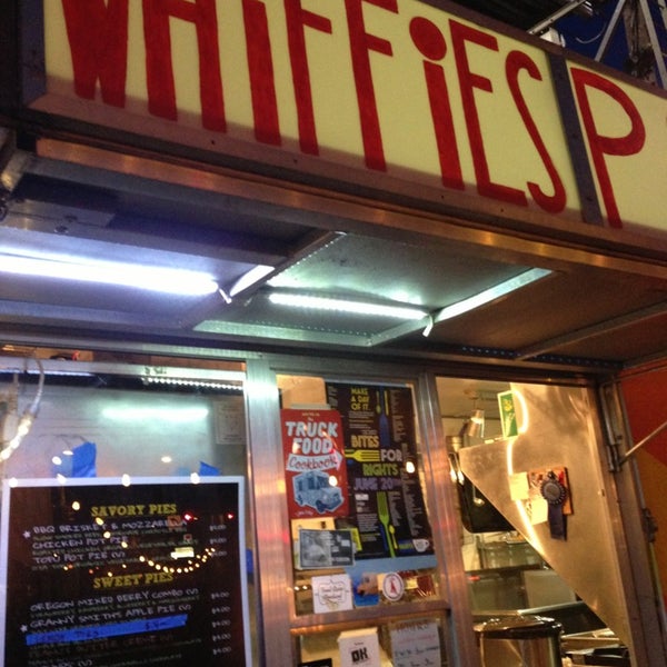 6/21/2013 tarihinde ₿altazar R.ziyaretçi tarafından Whiffies Fried Pies'de çekilen fotoğraf