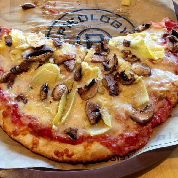 Das Foto wurde bei Pieology Pizzeria von Luke L. am 8/29/2013 aufgenommen