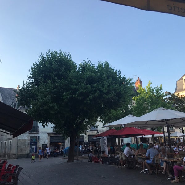Great option for a healthy cost. Had a salad, ice cream and beer. The spot is awesome at the corner of Tours old town square.