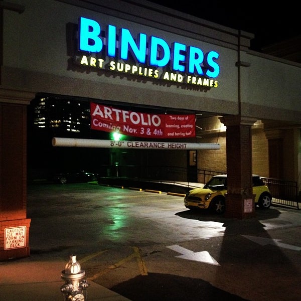 Foto tirada no(a) Binders Art Supplies por Matt W. em 10/27/2012