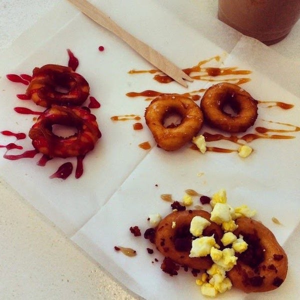 7/9/2014 tarihinde Carvin&#39;s Mini Donutsziyaretçi tarafından Carvin&#39;s Mini Donuts'de çekilen fotoğraf