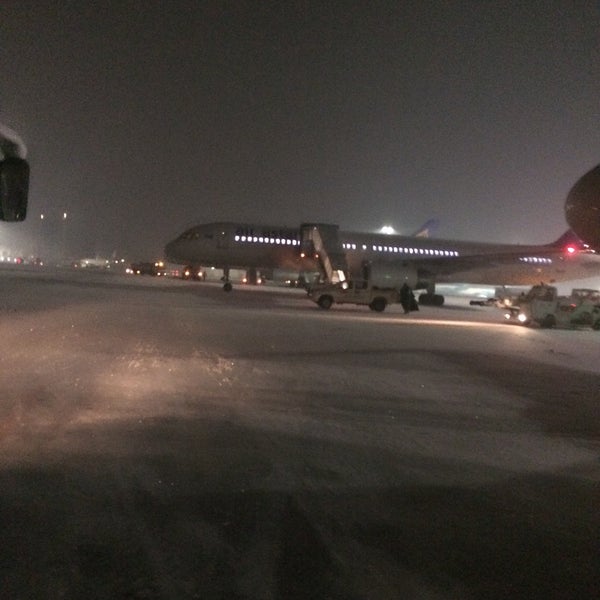 Снимок сделан в Международный аэропорт Алматы (ALA) пользователем Sasha T. 1/25/2015