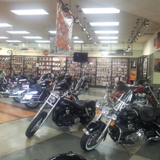 Foto scattata a Harley-Davidson of New York City da Александр Ш. il 8/11/2012