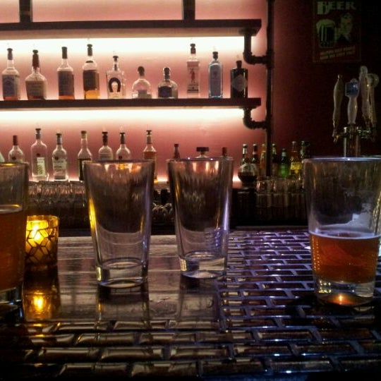 5/8/2012 tarihinde Erica O.ziyaretçi tarafından Evil Olive Pizza &amp; Bar'de çekilen fotoğraf