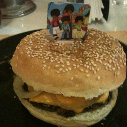 Foto diambil di JukeBox Finest Burger oleh Roberto Agricio S. pada 9/7/2012