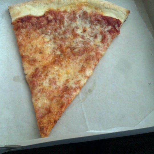 Снимок сделан в Vinny&#39;s NY Pizza пользователем Talia L. 7/8/2012