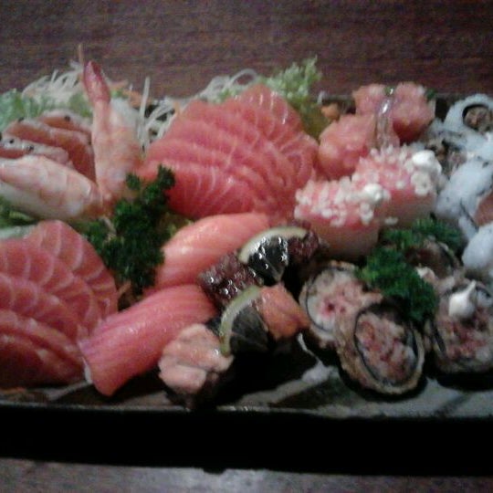 Photo taken at Sushi Los Ruas by Renata L. on 5/25/2012