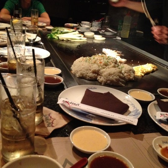 Photo taken at DaRuMa- Japanese Steakhouse and Sushi Lounge by Charles on 8/3/2012