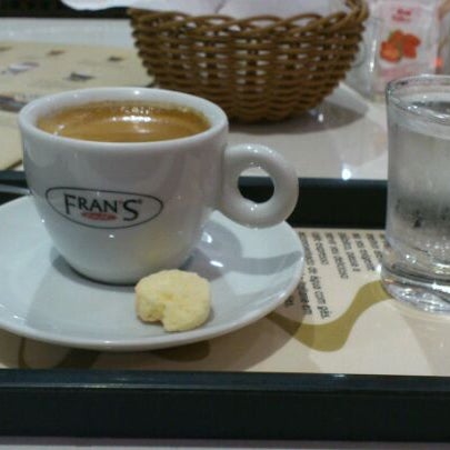 รูปภาพถ่ายที่ Fran&#39;s Café โดย Renata C. เมื่อ 3/19/2012