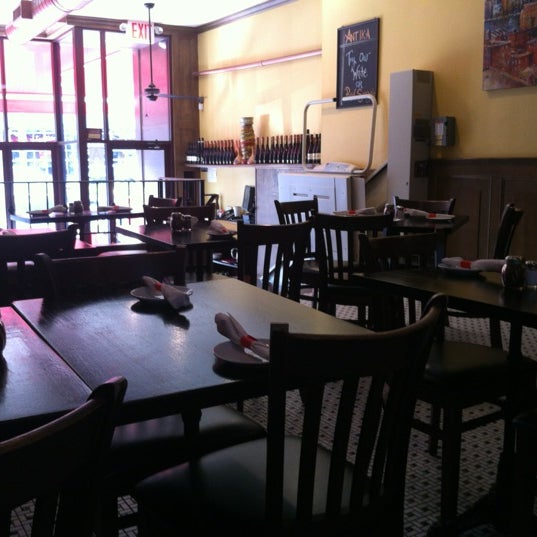 7/16/2012 tarihinde Steve S.ziyaretçi tarafından Antika Restaurant &amp; Pizzeria'de çekilen fotoğraf