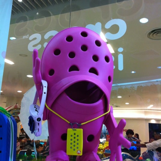 crocs queensbay mall