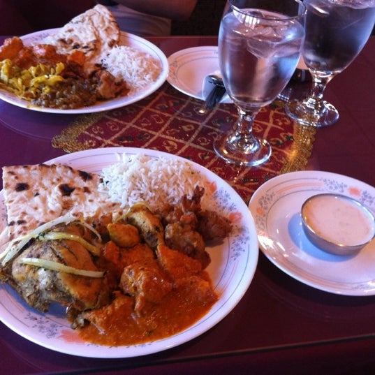 Foto diambil di Moghul Fine Indian Cuisine oleh Gaby C. pada 3/25/2012
