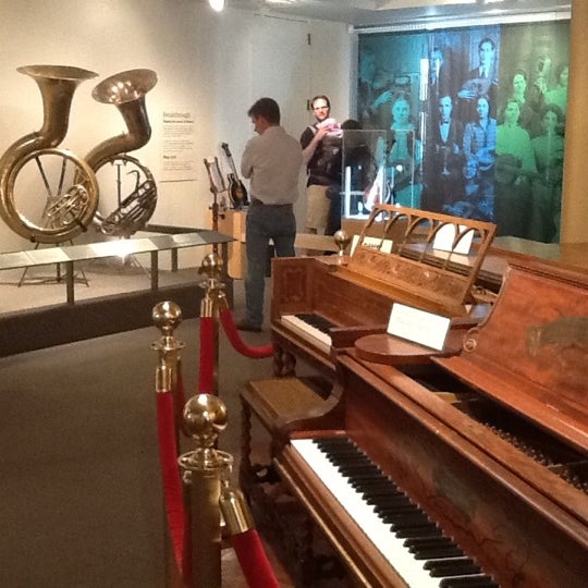 2/19/2012 tarihinde Ken Z.ziyaretçi tarafından Museum of Making Music'de çekilen fotoğraf