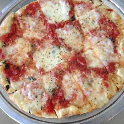 Foto scattata a Dominick&#39;s Pizza and Pasta da frank l. il 8/5/2012