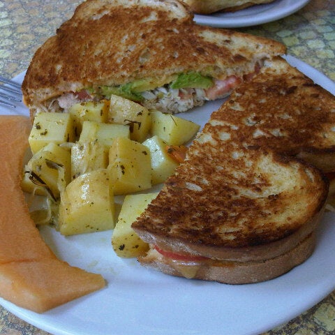 รูปภาพถ่ายที่ HOT Casual Food Plaza Inn โดย Nancy R. เมื่อ 7/8/2012