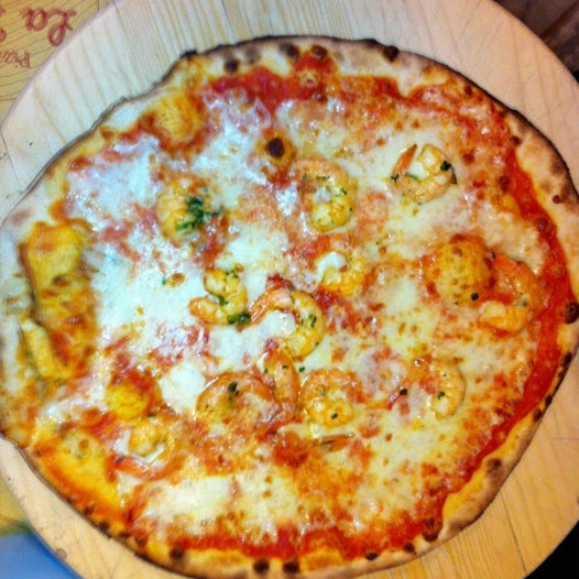 Photo taken at Pizzeria La Pace by Lami B. on 3/9/2012