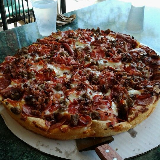 4/17/2012 tarihinde Virginia L.ziyaretçi tarafından Bell&#39;s Greek Pizza'de çekilen fotoğraf